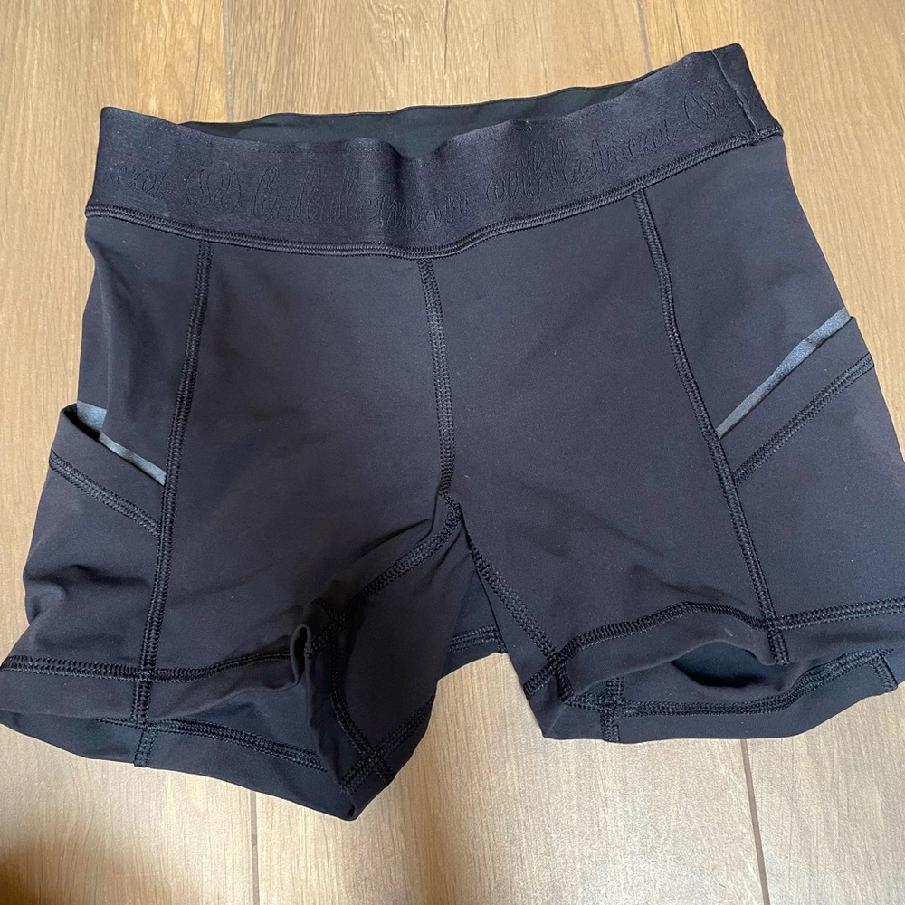Lululemon size 4 black shorts EUC pockets